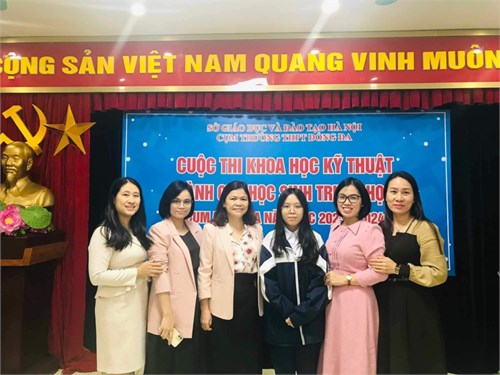 Học trò Đinh Phương Mai cùng GV hướng dẫn, Cô giáo Phạm Thị Thu Trang đạt giải Ba nghiên cứu Khoa học cấp cụm.