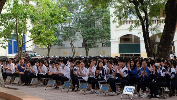 SHDC: Vinh danh 6 “học sinh 3 tốt” được nhận bằng khen của Thành đoàn Hà Nội, lễ sơ kết thi đua tháng 11 và gương người tốt việc tốt.
