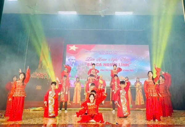 Văn Nghệ hát với chiến sĩ